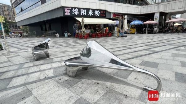 火山策略 广场上的“银杏座椅”夏日烫屁股？街道办回应：配合特色街区打造，不再更换｜云求助